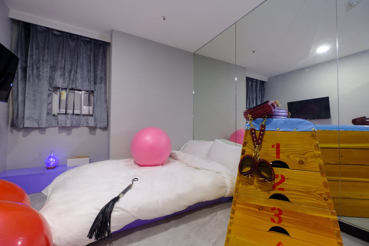 HOLY HOLIES - Image 4